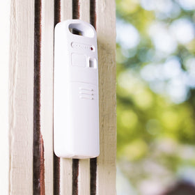 AcuRite 06009RMA1 weather resistant design protects sensors in sun and rain.