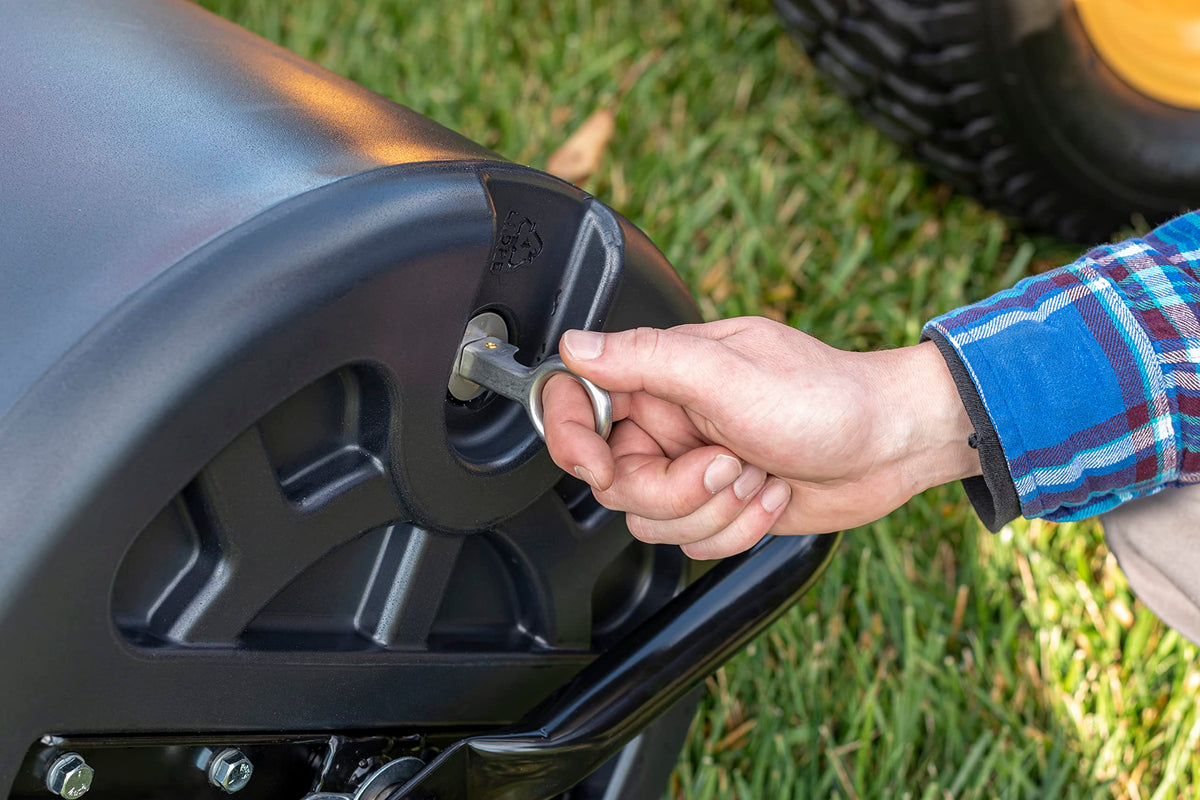 18-inch diameter drum delivers even turf pressure.