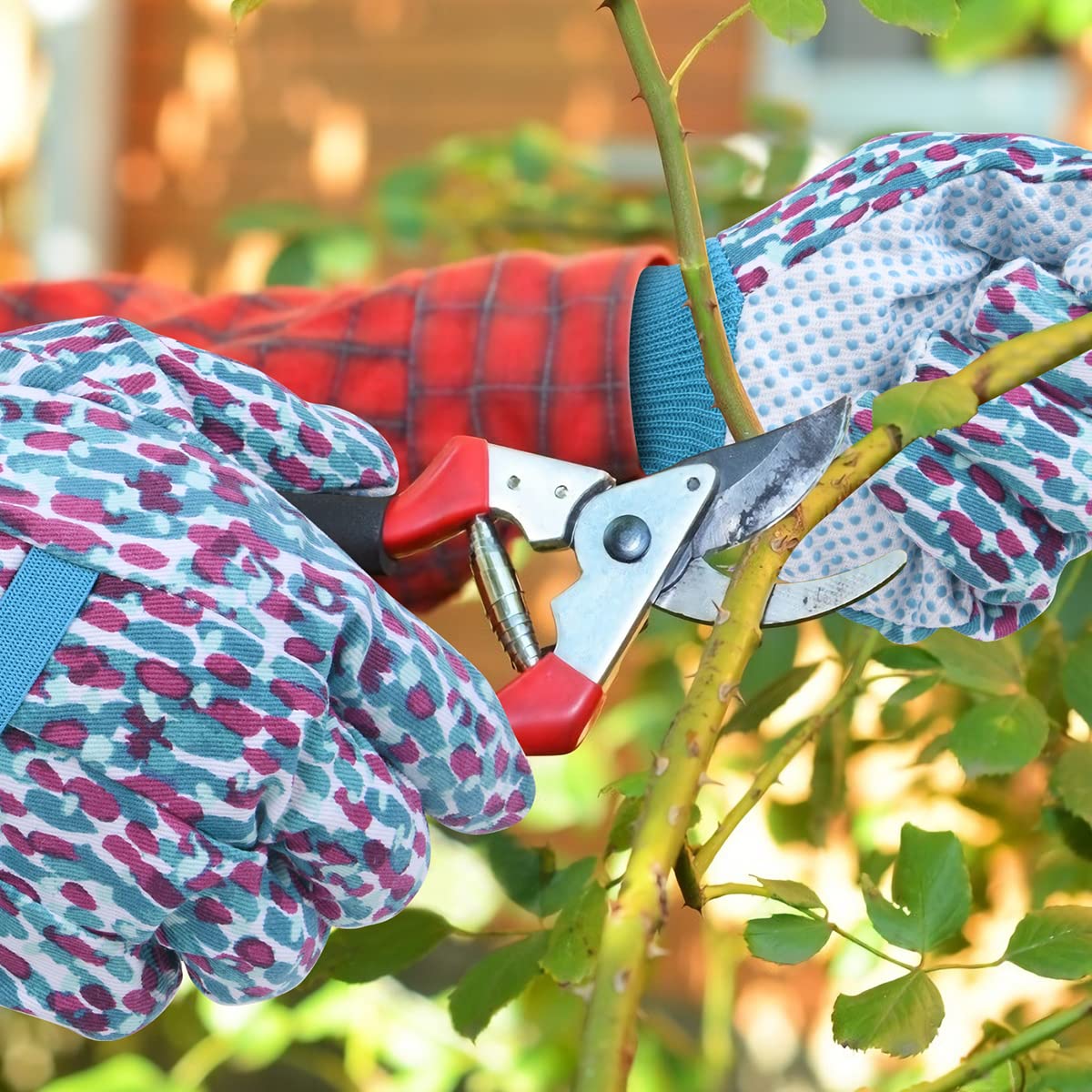 Ainiv floral gloves gift-ready-pack makes a practical present for gardeners.