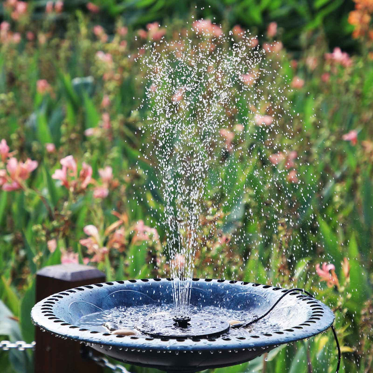 AISITIN retractable stand centers the fountain to reduce splashing