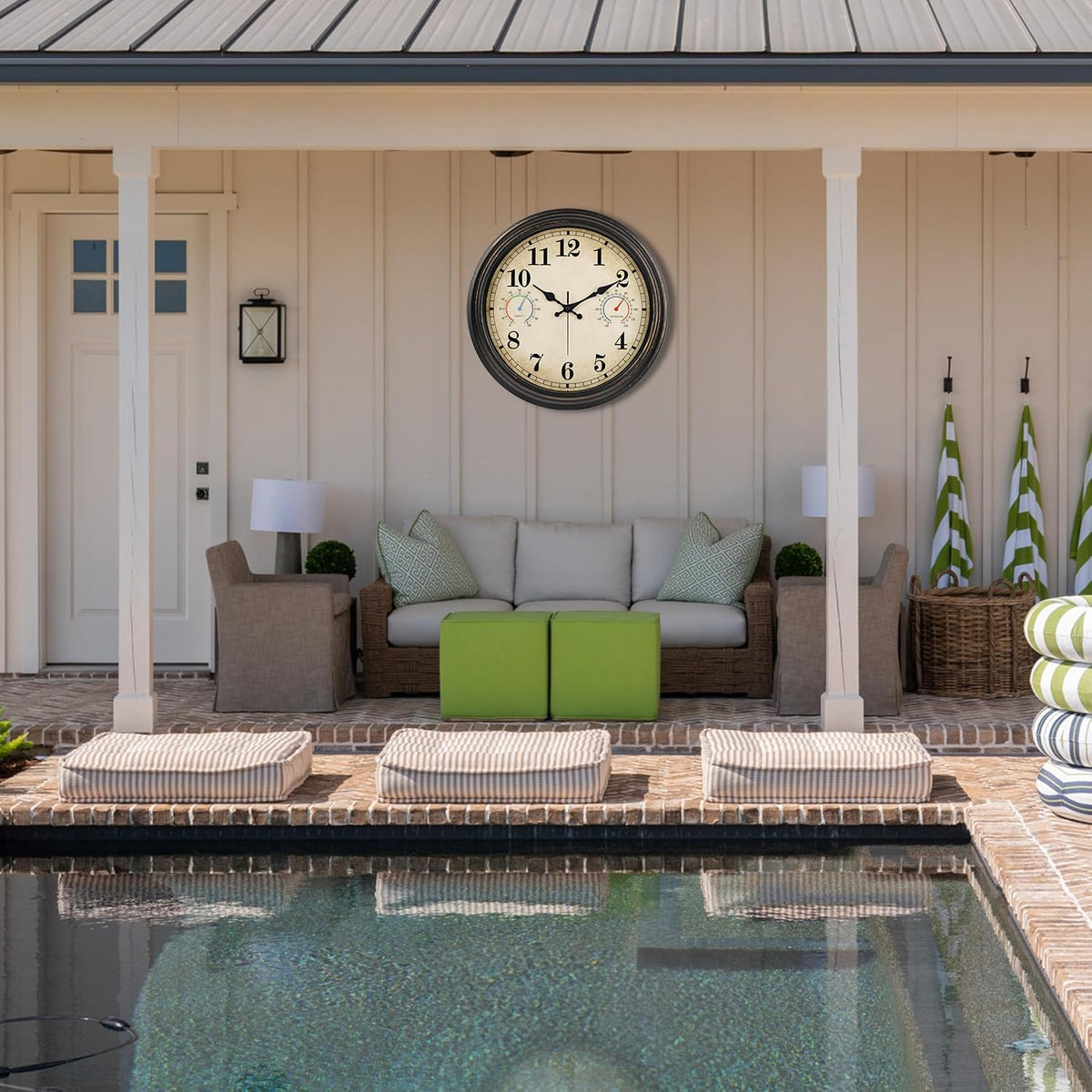 Alarllok easy read dial supports quick time checks.