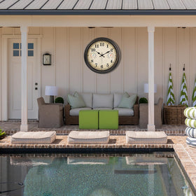 Alarllok easy read dial supports quick time checks.