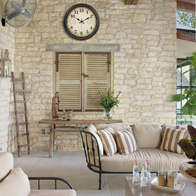 Alarllok thermometer-hygrometer dial displays temperature and humidity at a glance.