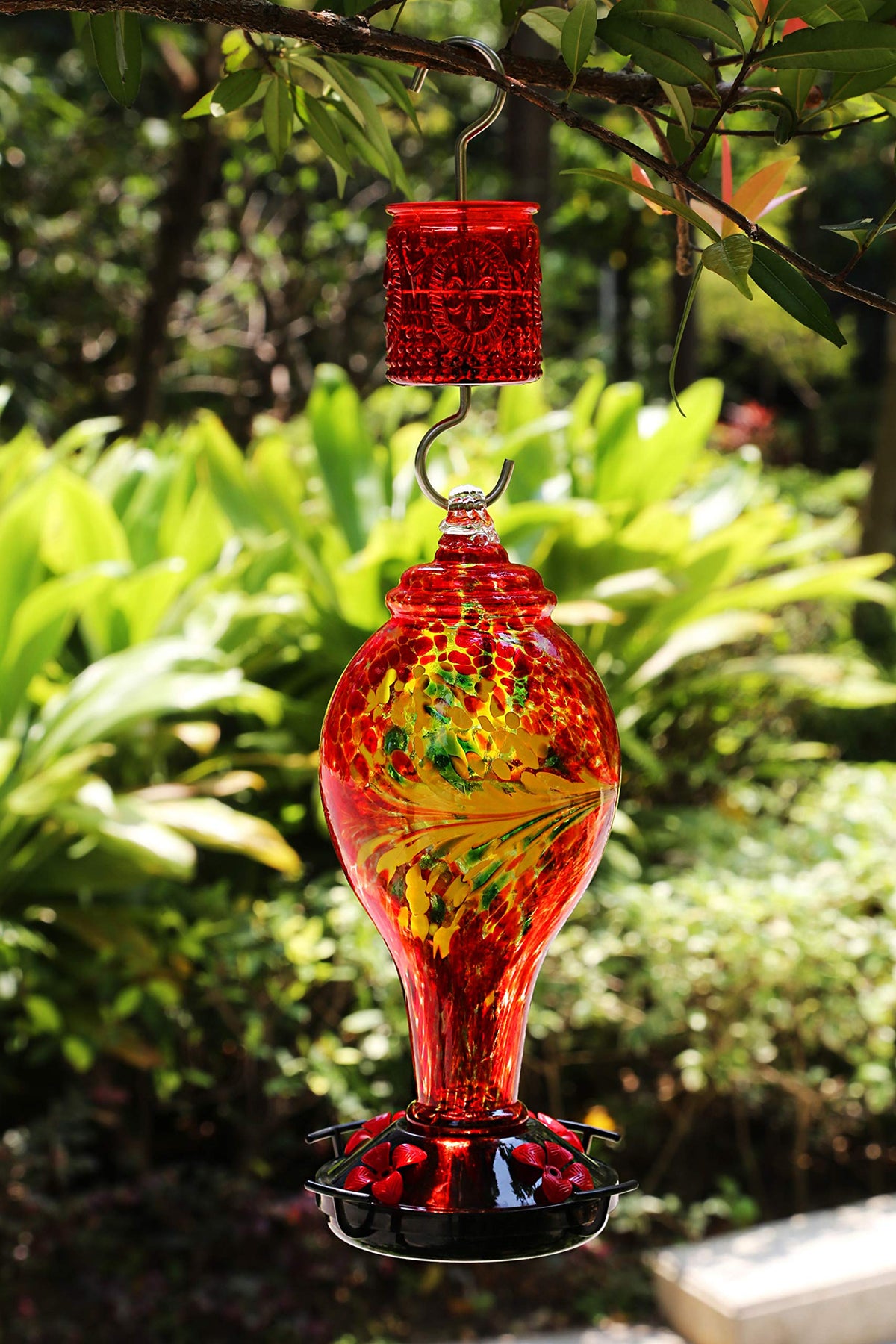 AMAURAS large-capacity bottle keeps nectar available for longer feeder sessions.