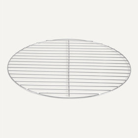Illustration showing compatibility for Amazon Basics round grill grate with 17-inch smokers