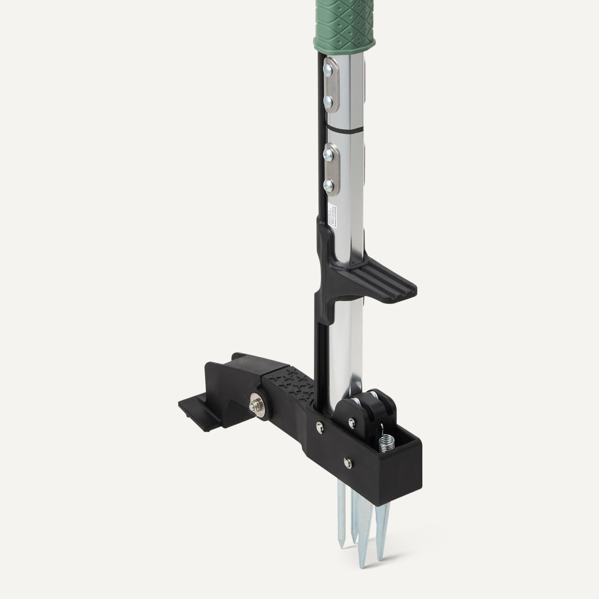 Amazon Basics 4-claw head grips weeds firmly for clean removal.