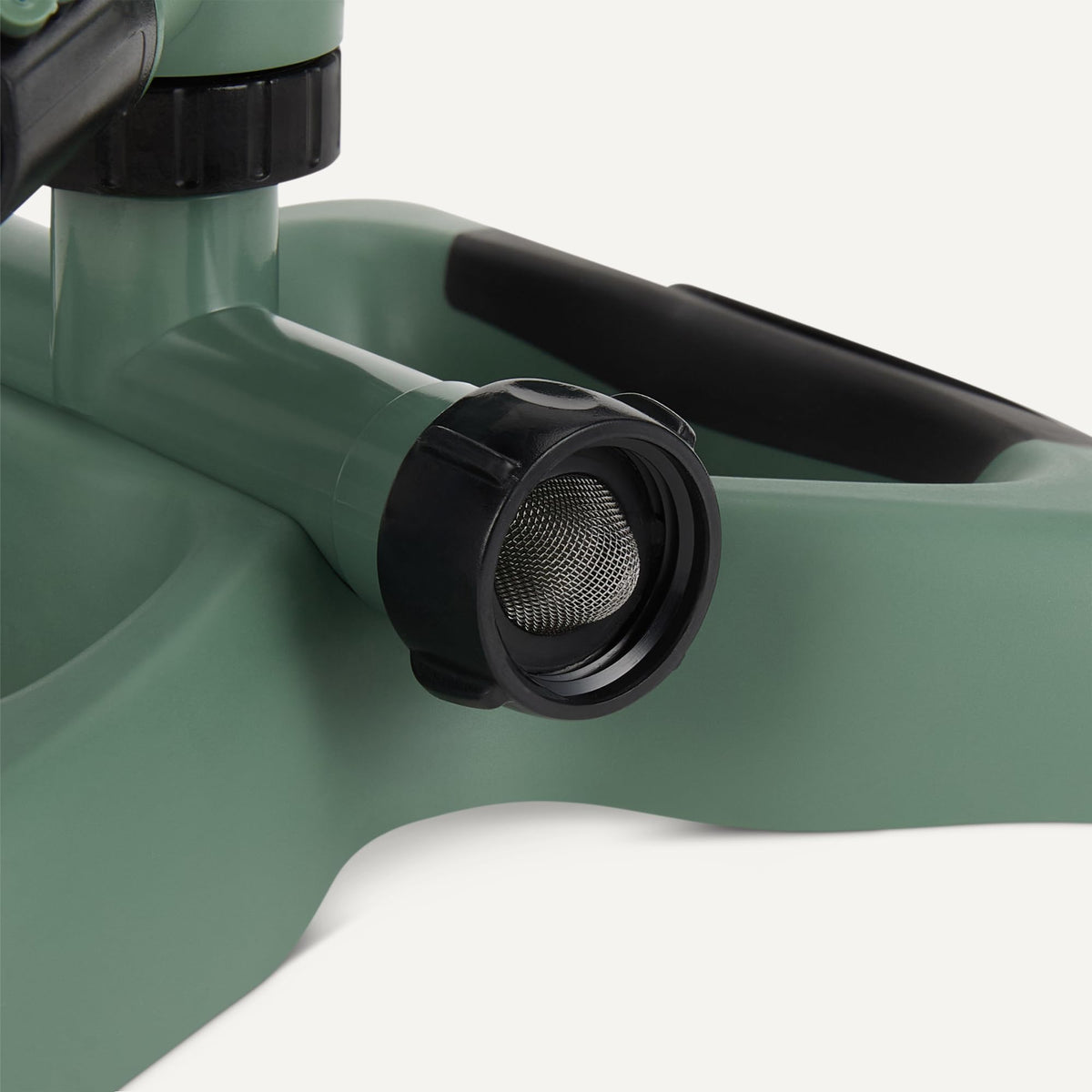 Amazon Basics sprinkler hose connection area uses a leak-free gasket with 3/4-inch NH thread.