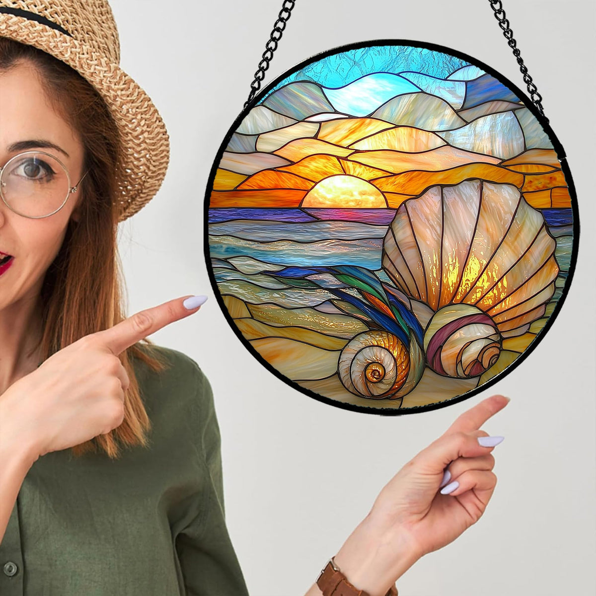 AMDERVEN beach shells suncatcher reflects sunlight into colorful speckles.