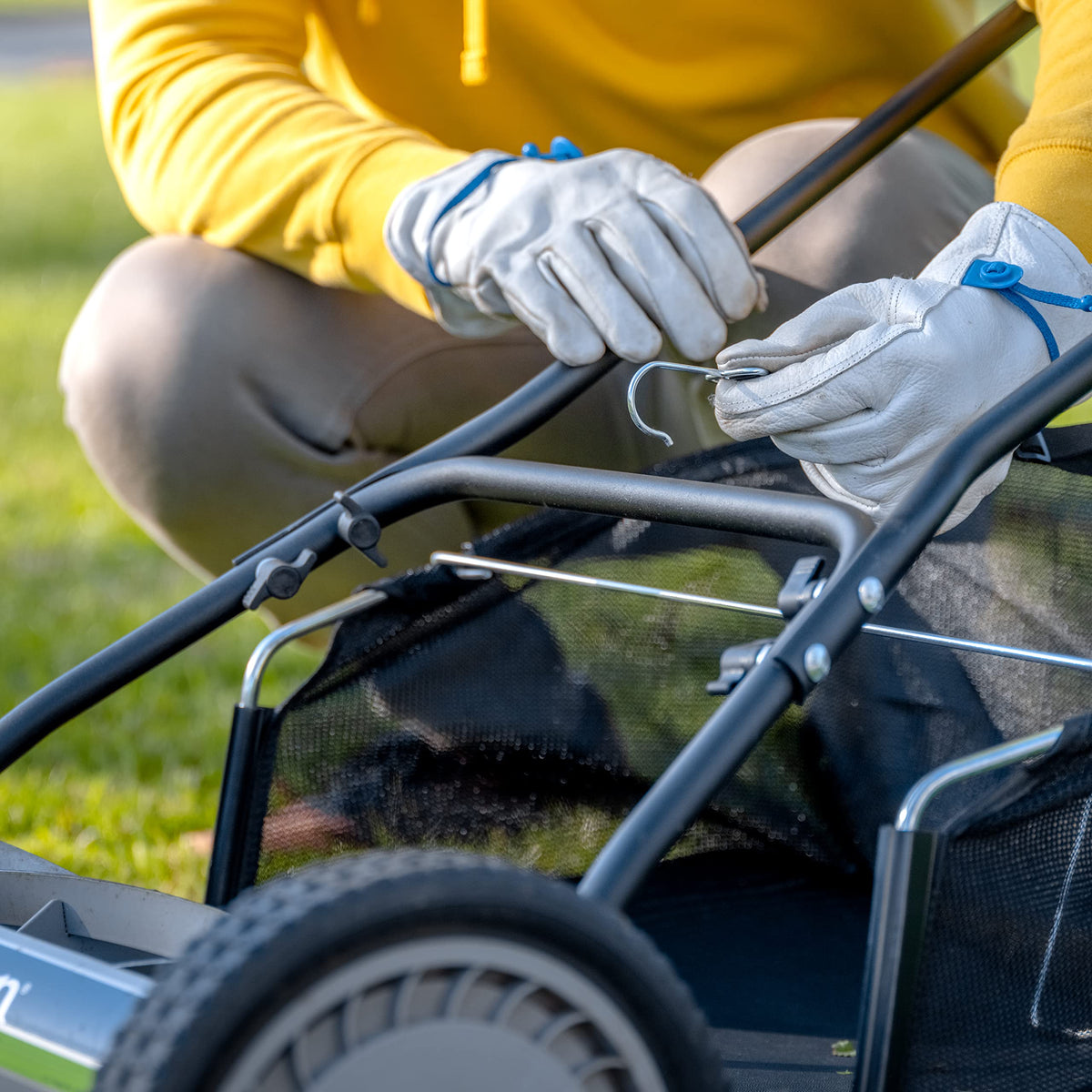 GC91820 heavy-duty wireframe supports durability during grass collection
