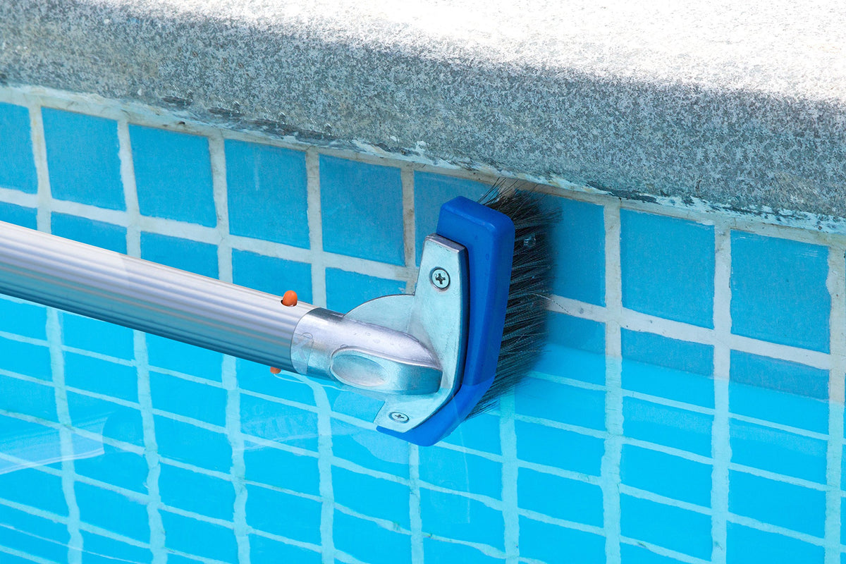 Aquatix Pro aluminium handle with 45-degree angle enables easy under-water glide.