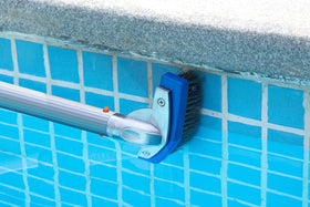 Aquatix Pro aluminium handle with 45-degree angle enables easy under-water glide.