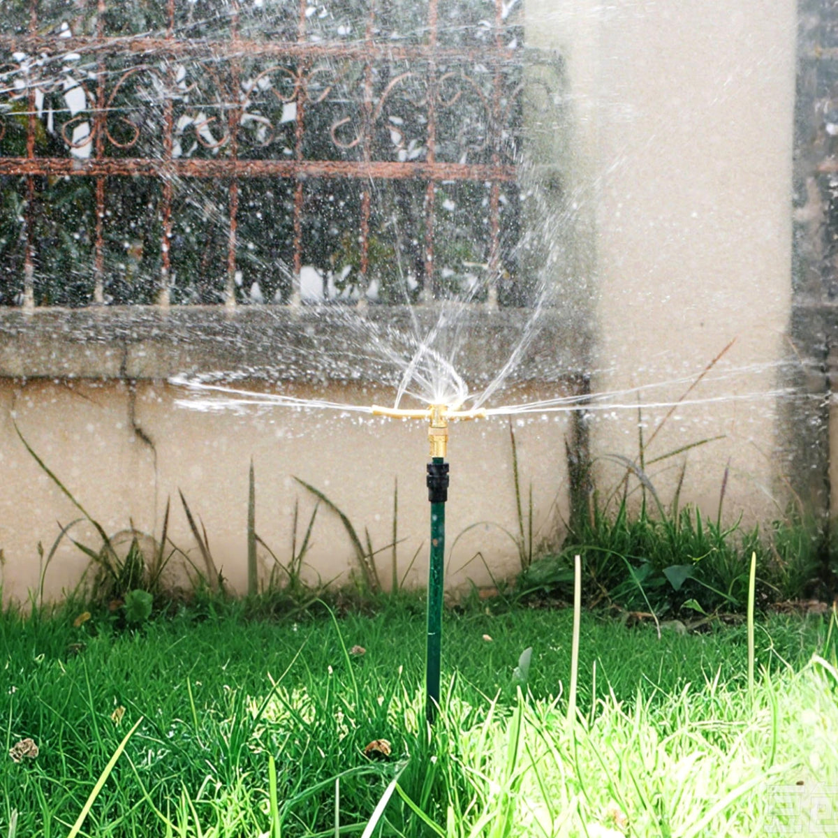 ARICOR 360-degree rotation sprinkler provides even yard coverage