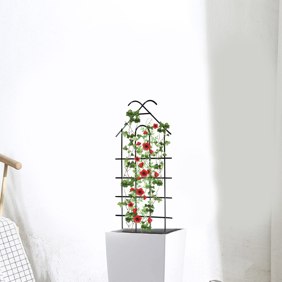 ARIFARO durable metal trellis withstands outdoor conditions.