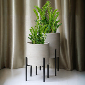 ARNIS modern plant pots small with stand ideal for compact spaces.