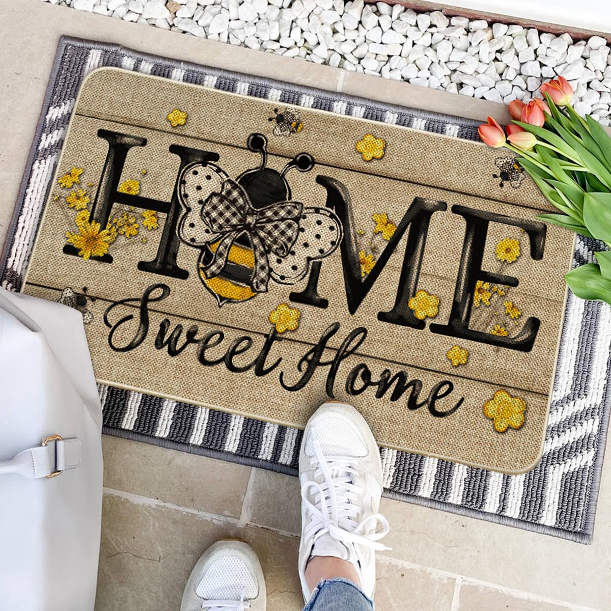 Artoid Mode Bee Daisy doormat with non-slip back for safer entry
