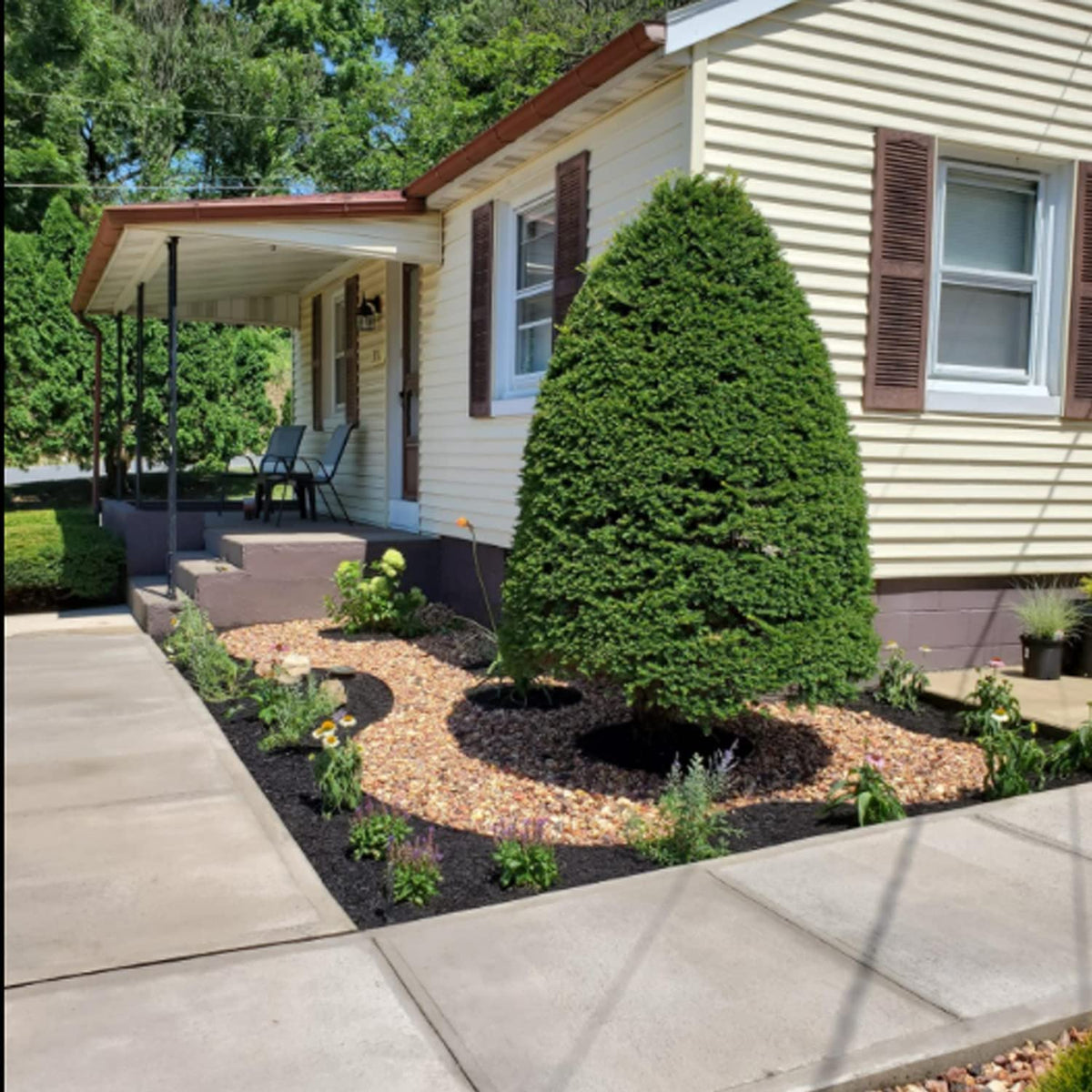 Asoleo Edge Definition Pathway highlights a clearly defined garden path.