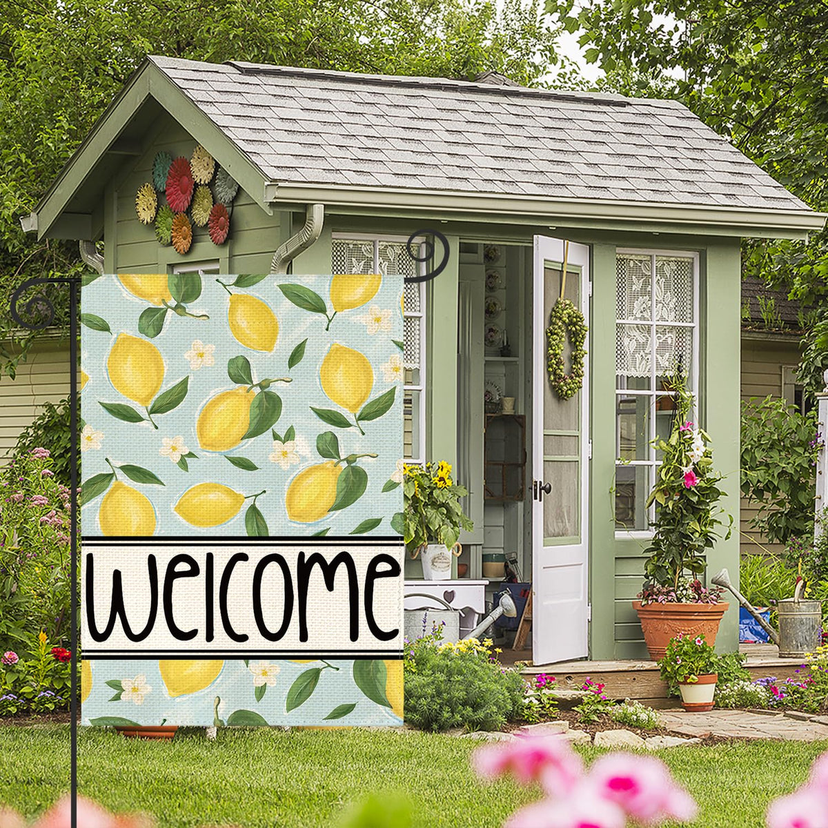 AVOIN colorlife Weather-resistant polyester flag withstands sun and light rain.