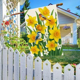 Baccessor Daffodils flag on a standard flagpole for easy display.