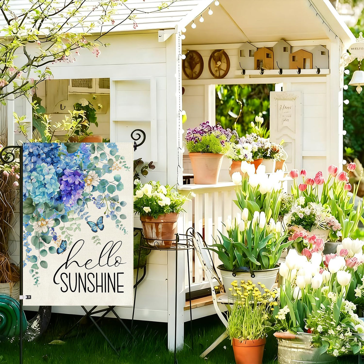 Baccessor double-sided burlap flag, vivid print for welcoming guests all season.