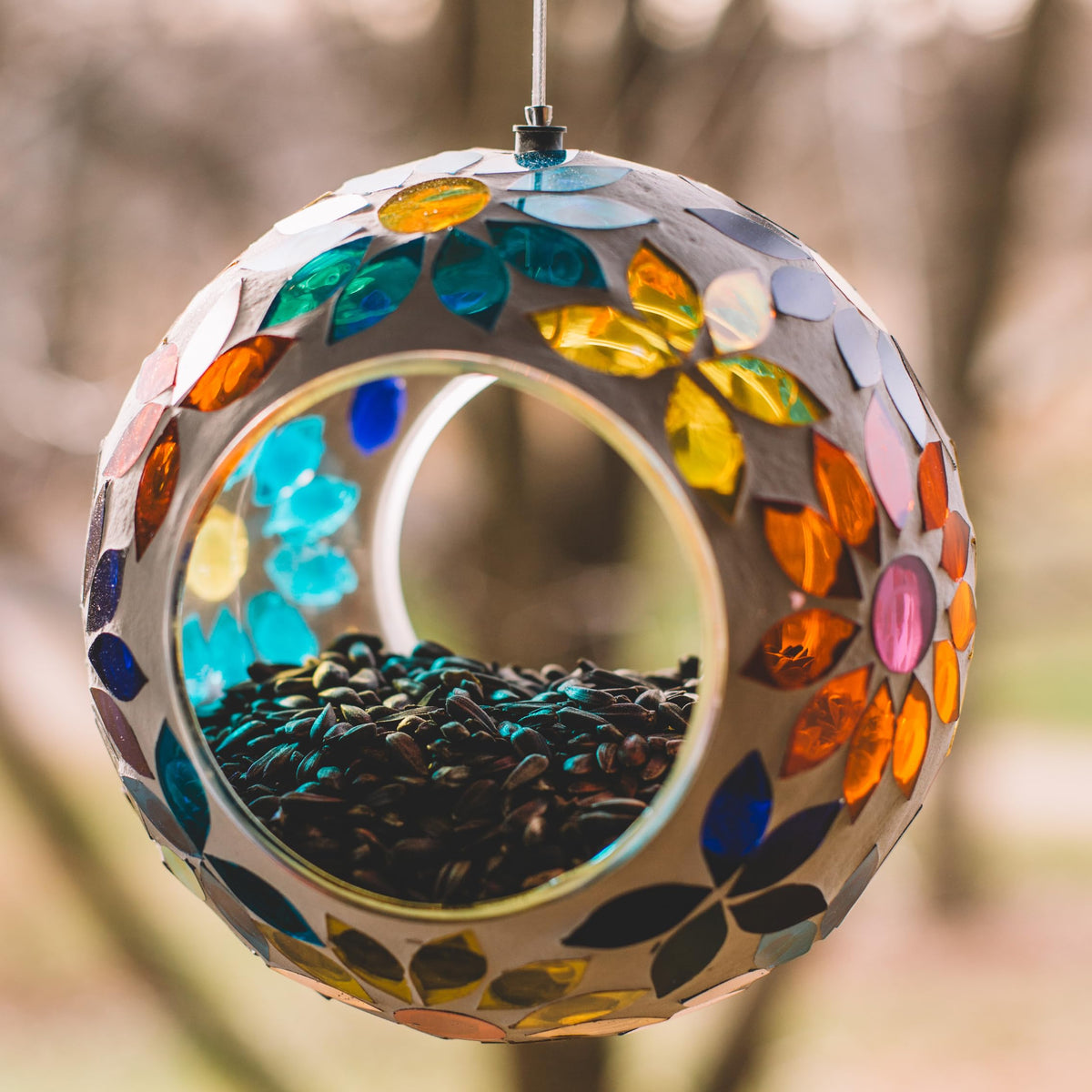 Backyard Expressions round feeder design attracts a variety of garden birds