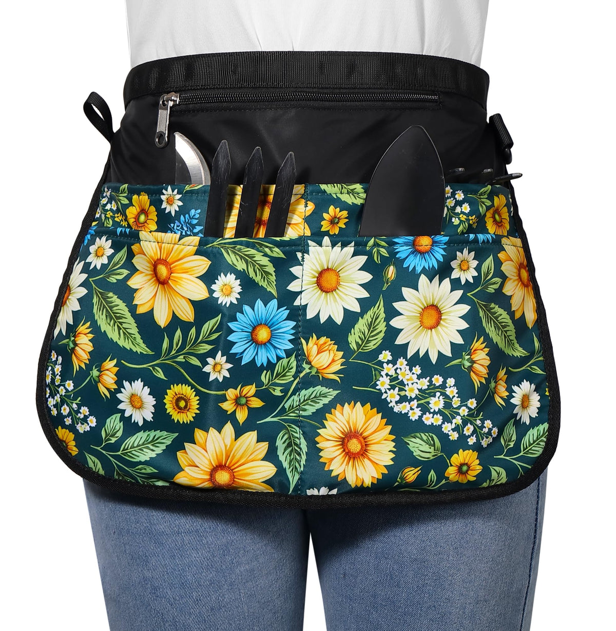 Bafelia garden apron with five pockets for secure tool storage.