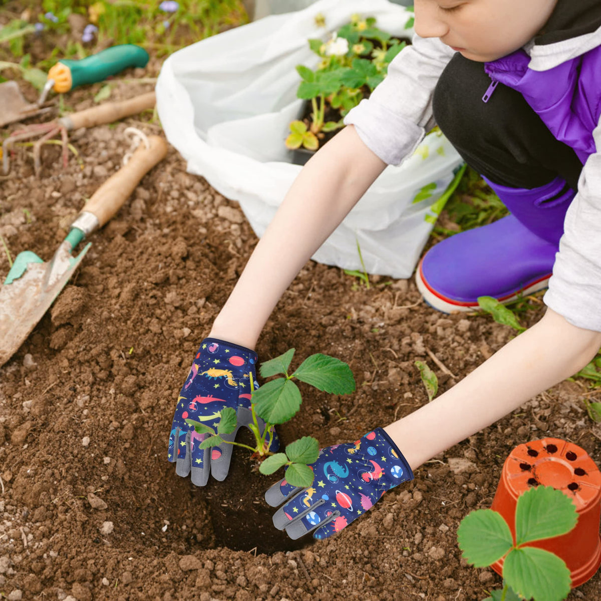 Baidast Kids Garden Gloves size 3-5 fits small hands.