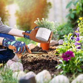Elastic wrist design prevents dust and debris from entering during pruning