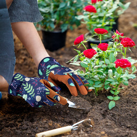 Ergonomic palm and fingers provide excellent grip for tool handling
