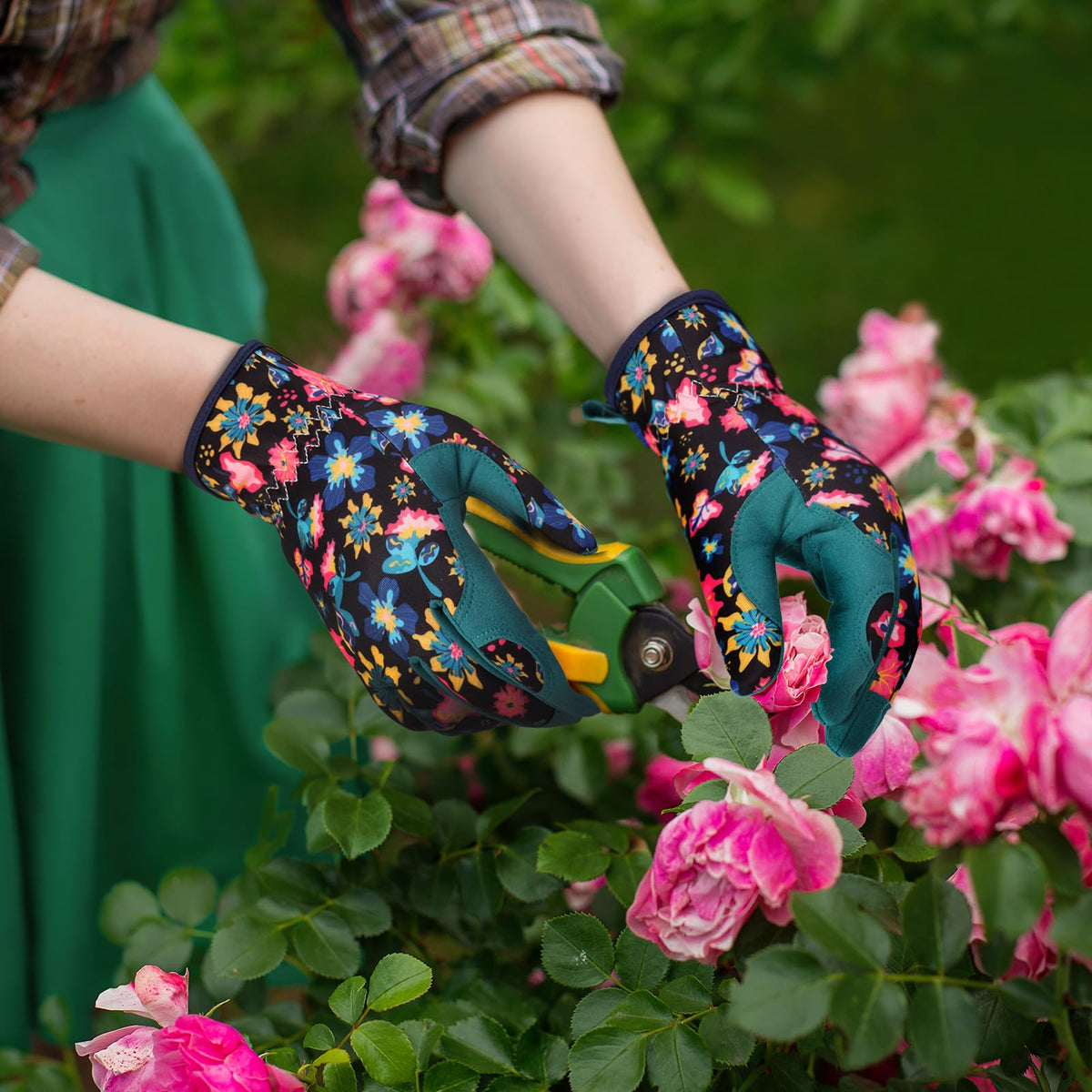 Bamllum elastic wrist design seals out dust for a secure fit.