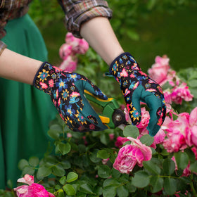 Bamllum elastic wrist design seals out dust for a secure fit.
