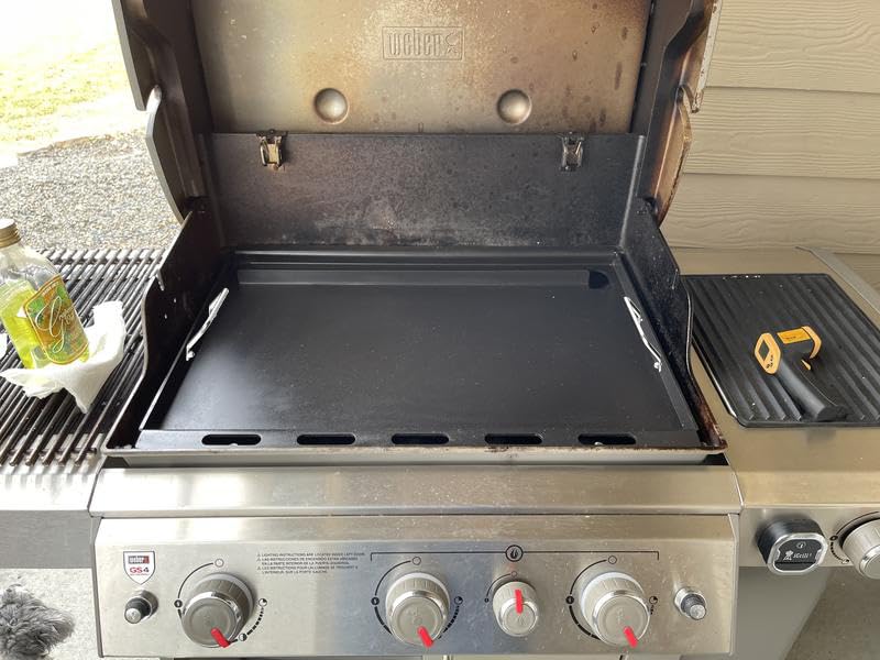 BBQ Future 6788 griddle includes silicone mitts and screws for quick installation.