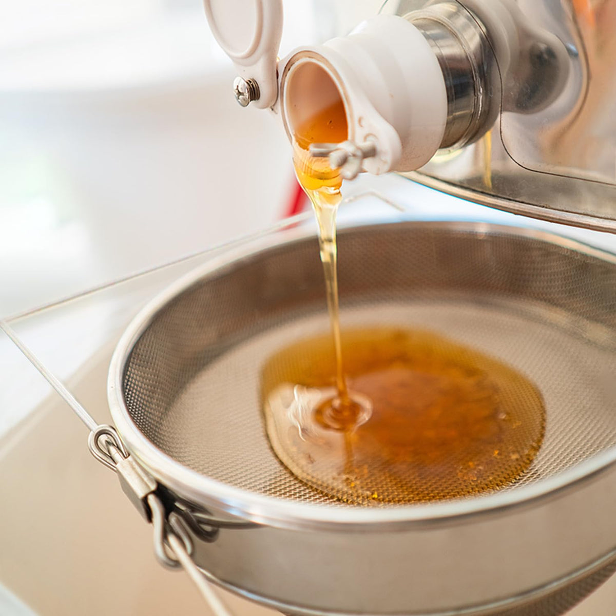 BEEKNOWS easy-clean design simplifies wax removal with cold water rinsing