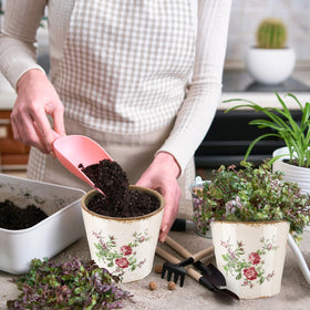 Beeveer farmhouse planter perfect as a centerpiece on shelves or windowsills.