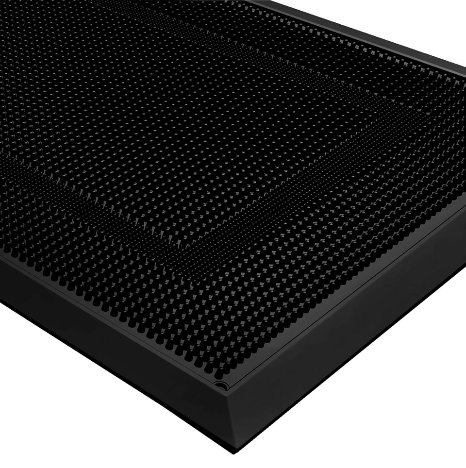 BEHERO rubber outdoor mat at the front door traps dirt and moisture.