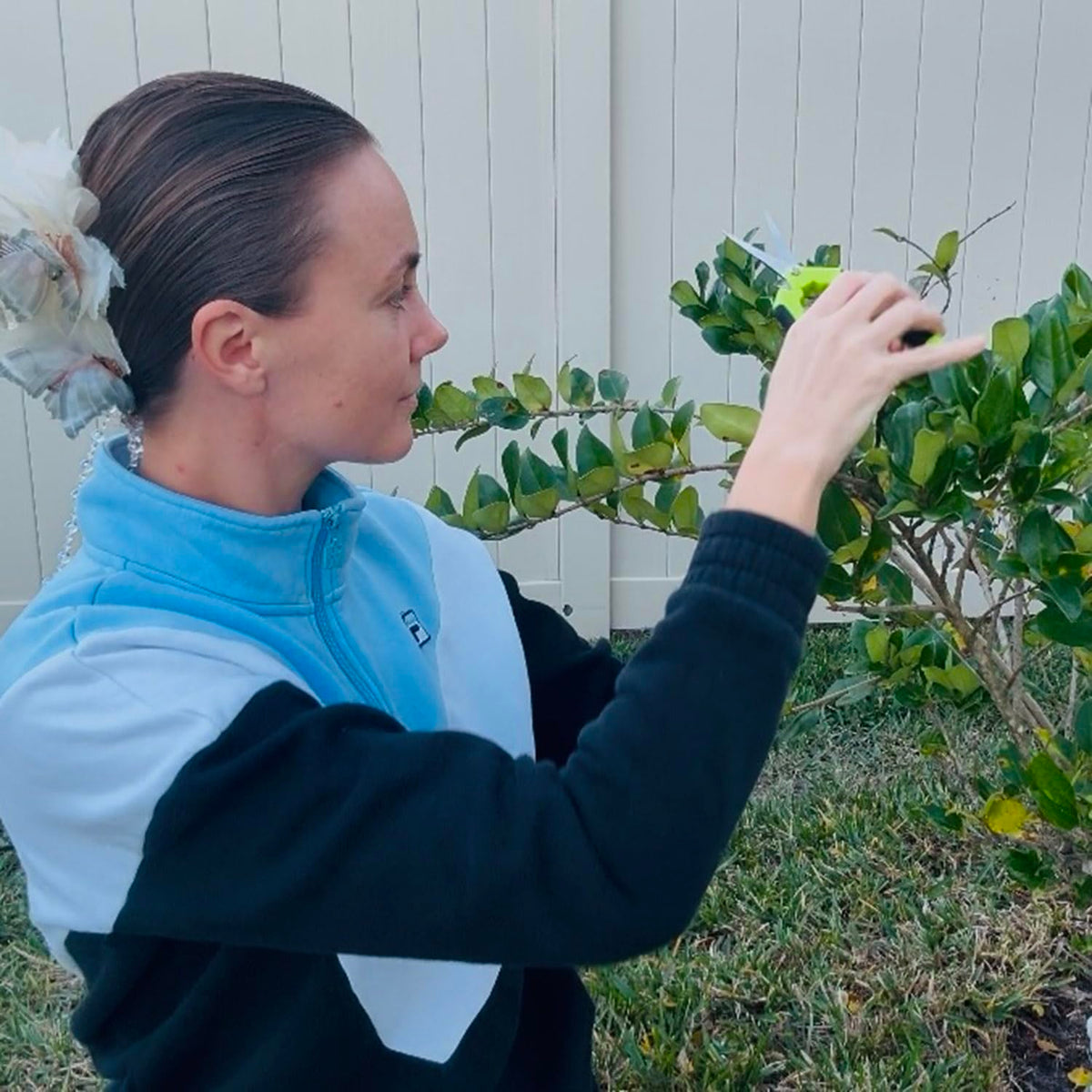 BEoffer pruning shears are ideal for trimming ornamental plants and small shoots.