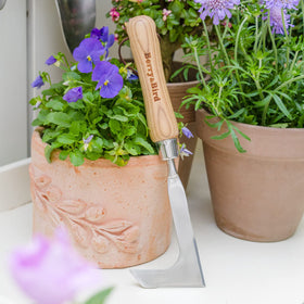 Berry&Bird ergonomic ash handle ensures comfortable, long-use gardening.