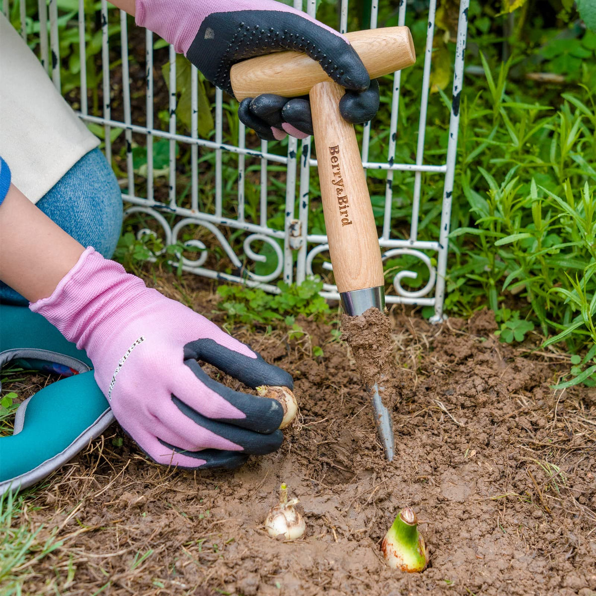 Berry&Bird ergonomic wooden handle ensures a comfortable grip