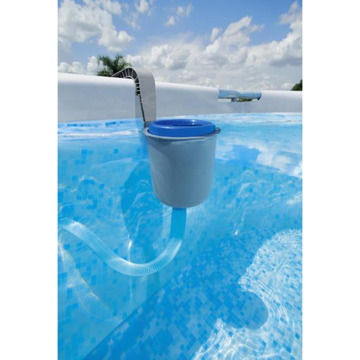 Bestway Flowclear skimmer made of corrosion-proof plastic, emphasizing durability