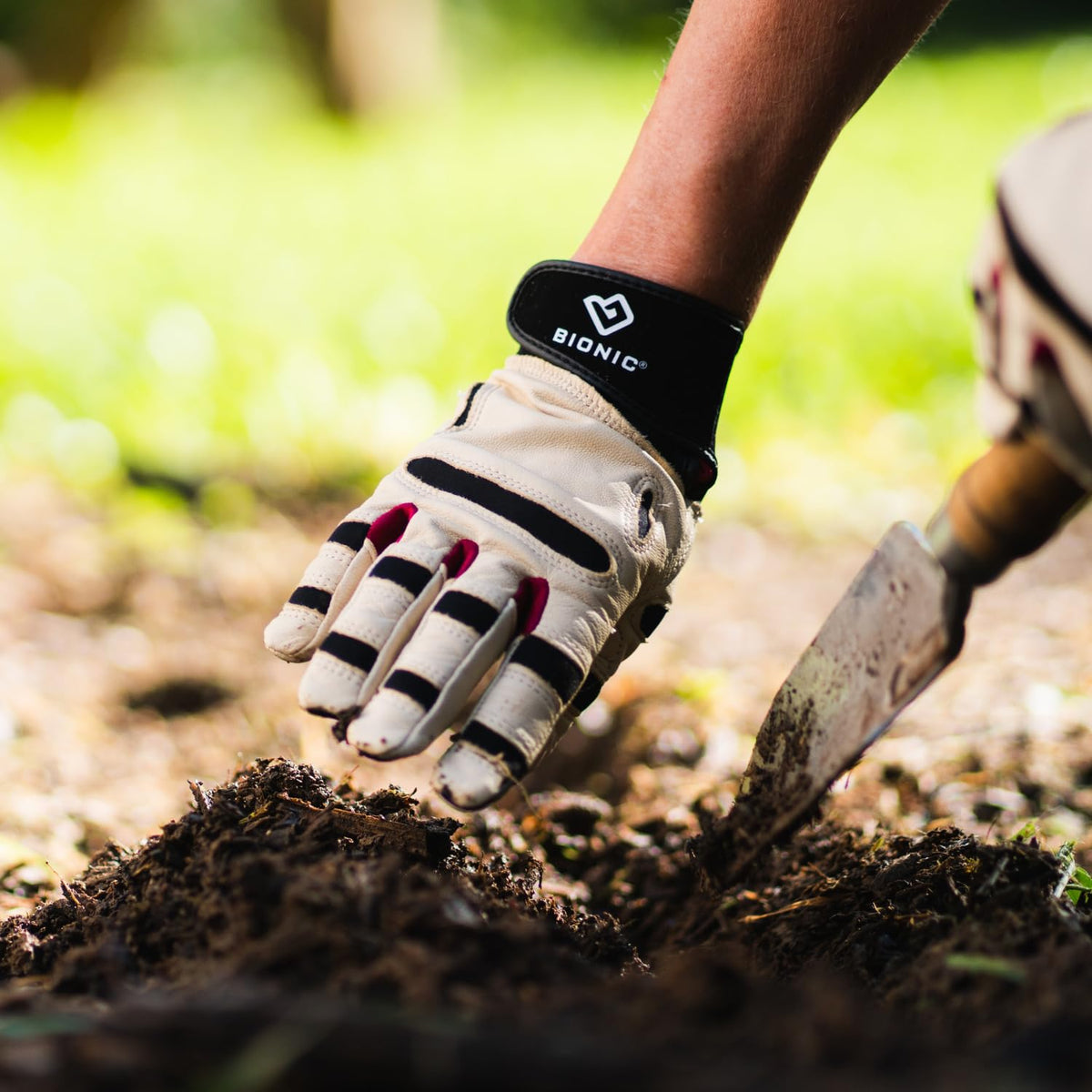 Silicone-coated fingertips provide durable grip on garden tools.