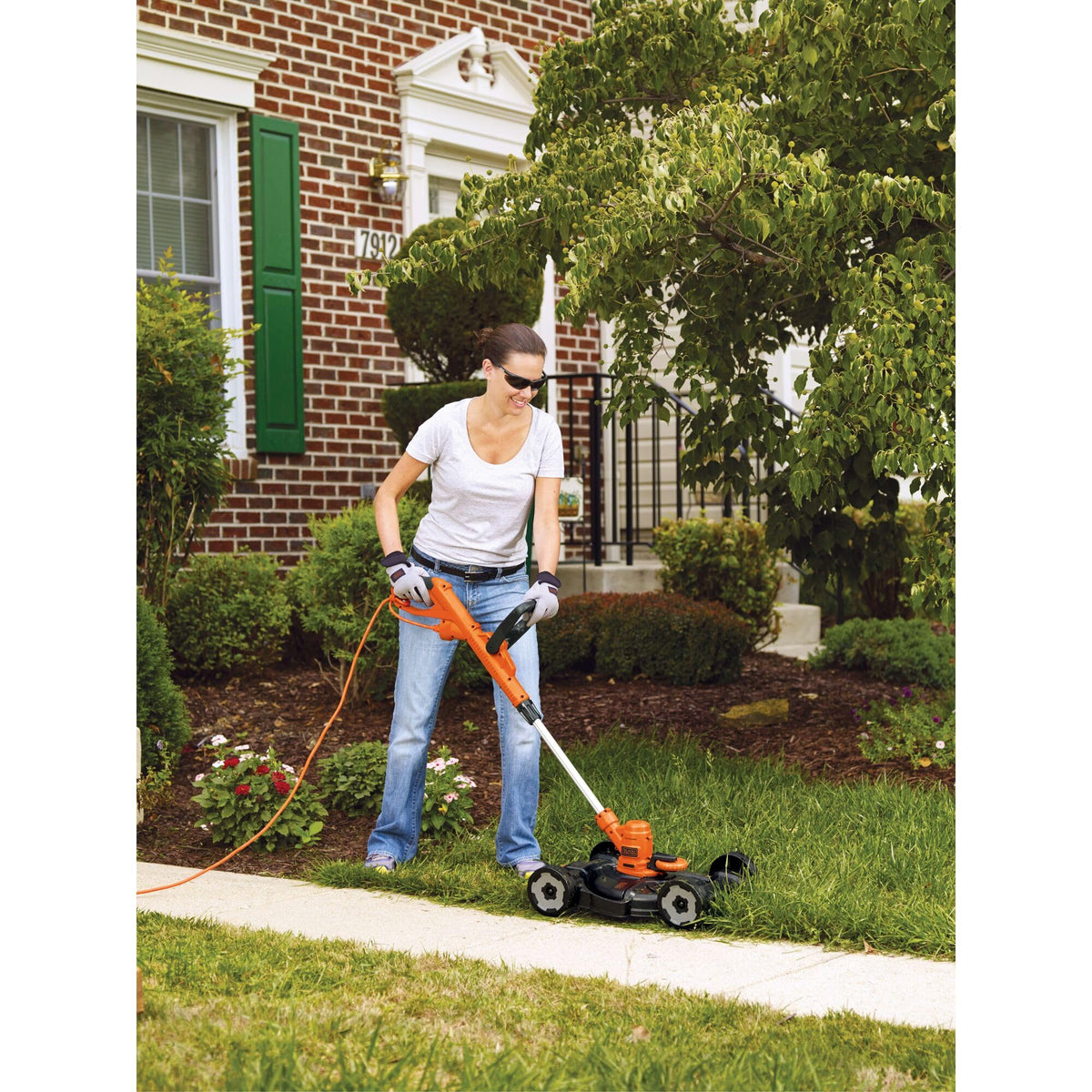 12-inch cutting swath on BLACK+DECKER MTE912 speeds up trimming.