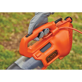 BLACK+DECKER BEBL750 built-in scraper helps loosen stuck leaves and debris.