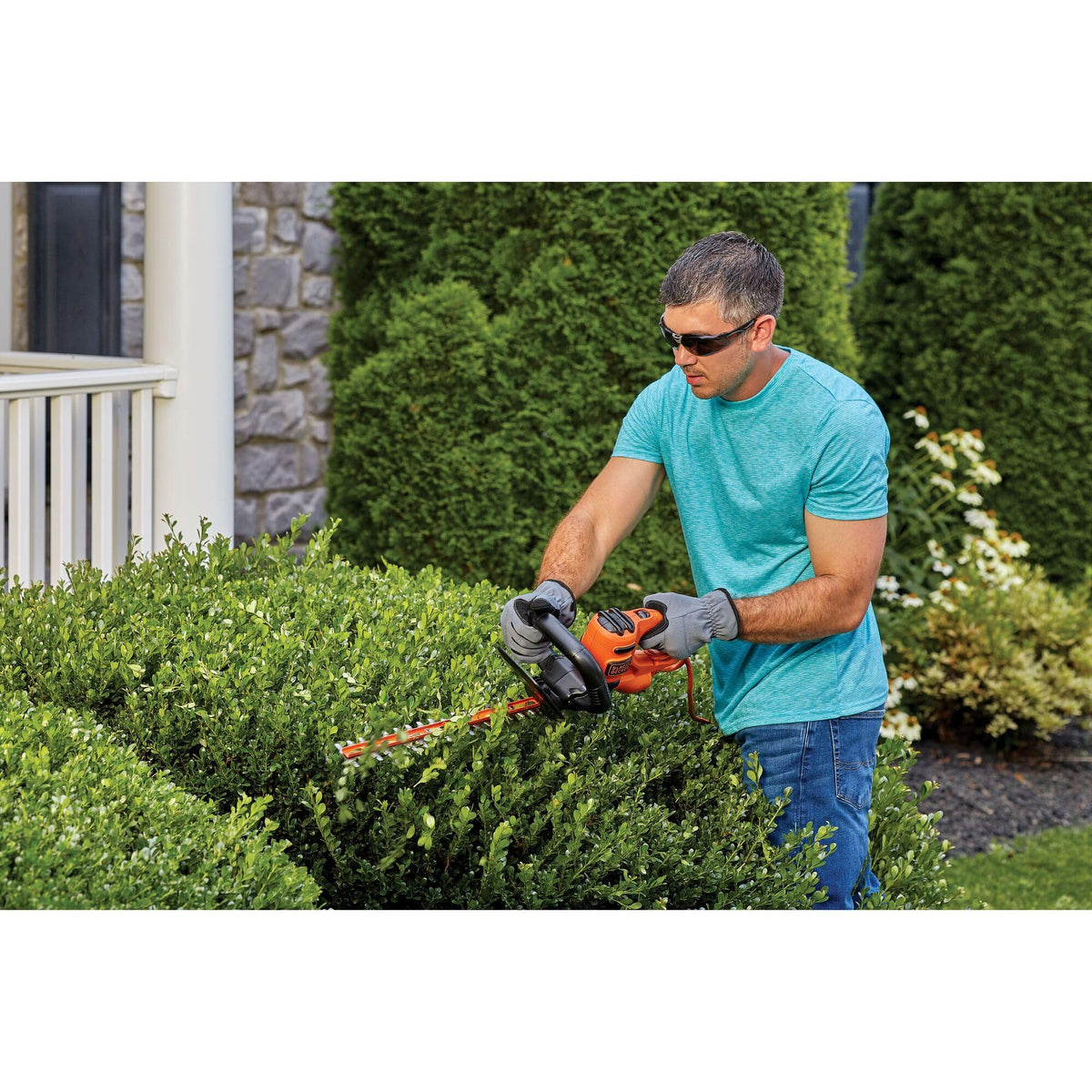 BLACK+DECKER BEHT100 lightweight tool reduces fatigue during long trimming sessions