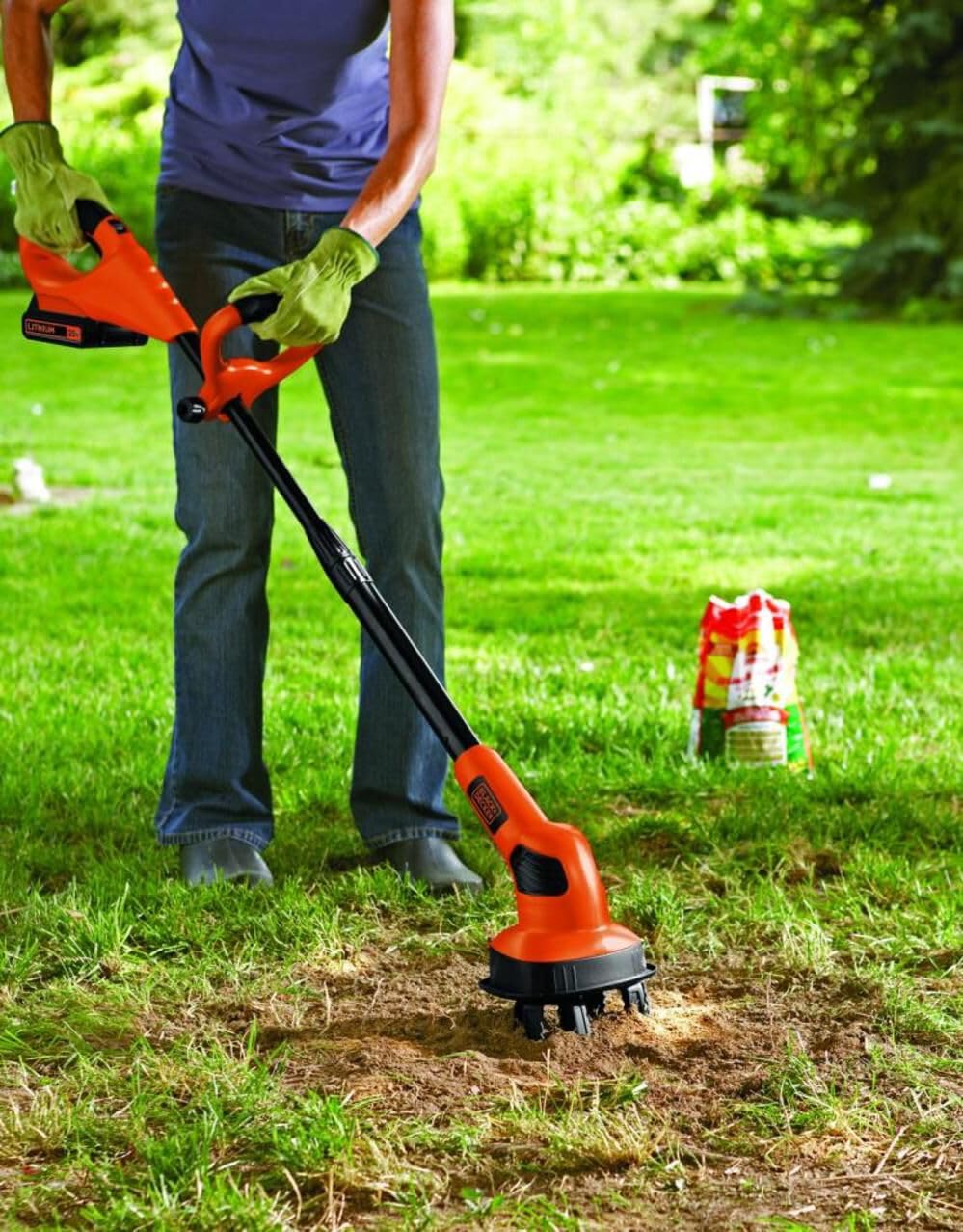 BLACK+DECKER LGC120B dual tines prevent weeds from tangling during tilling.
