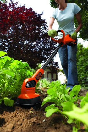 BLACK+DECKER LGC120B ergonomic handle and telescoping tube reduce user fatigue.