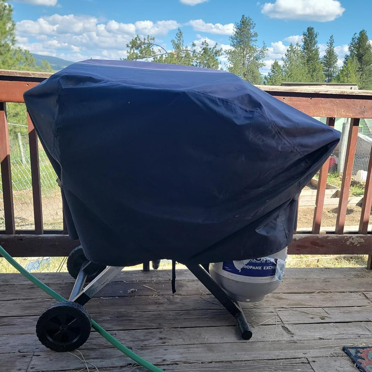 Blackhoso 17-inch hooded stand cover guards against sun and rain.