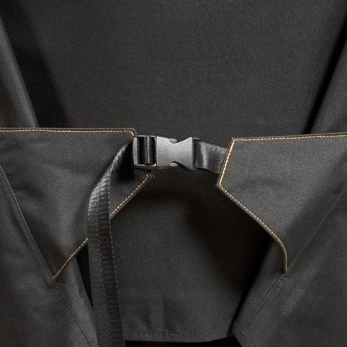Blackstone 5091 cover features side buckles for a secure tightening.