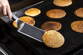 BLACKSTONE non-slip plastic handle spatula improves grip during cooking.