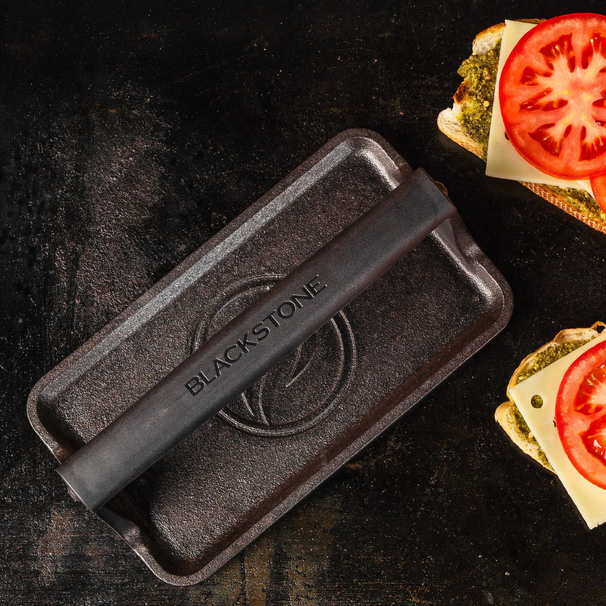 BLACKSTONE 5553 burger searing under press demonstrates even flattening for juicy patties
