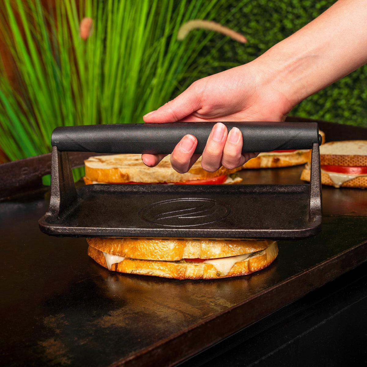 BLACKSTONE 5553 easy-clean wipe illustrates quick maintenance after grilling