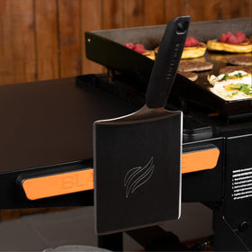 BLACKSTONE 5609 magnetic tool holder organizing spatulas and tongs during grilling.